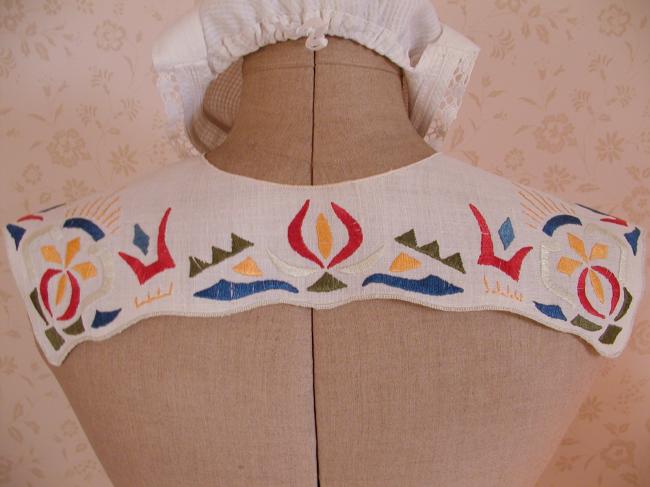 Superb collar in linen with hand embroidered Art Deco pattern