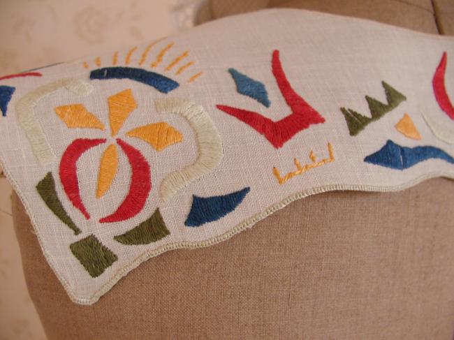 Superb collar in linen with hand embroidered Art Deco pattern