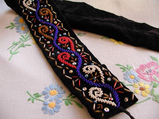 Merveilleuse ceinture ancienne en velour noir brodée de perles, motif de volutes