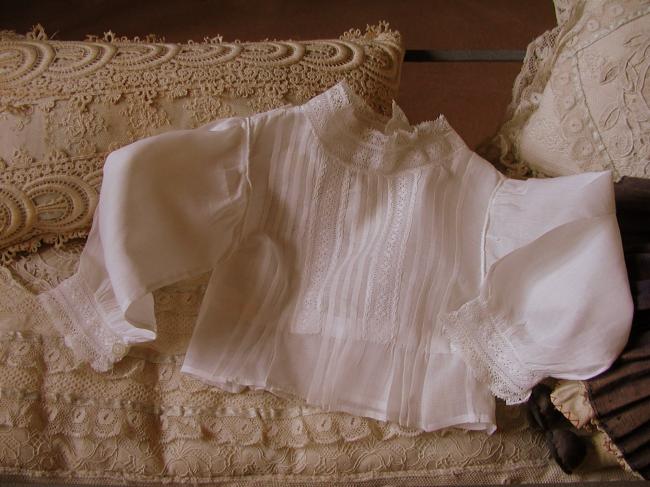 Superbe chemisier de poupée en linon, petite dentelle et plis religieux 1890