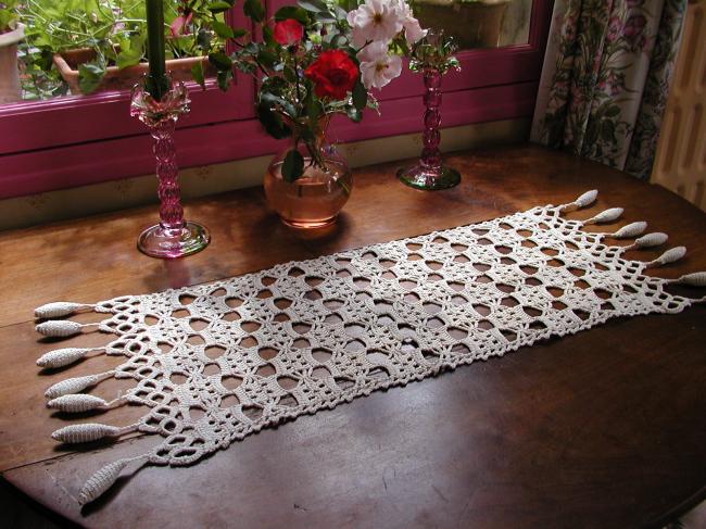 Très grâcieux chemin de table en crochet d'Art avec pompons