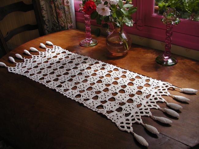 Très grâcieux chemin de table en crochet d'Art avec pompons