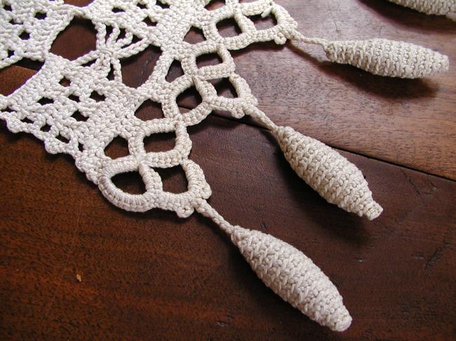 Très grâcieux chemin de table en crochet d'Art avec pompons