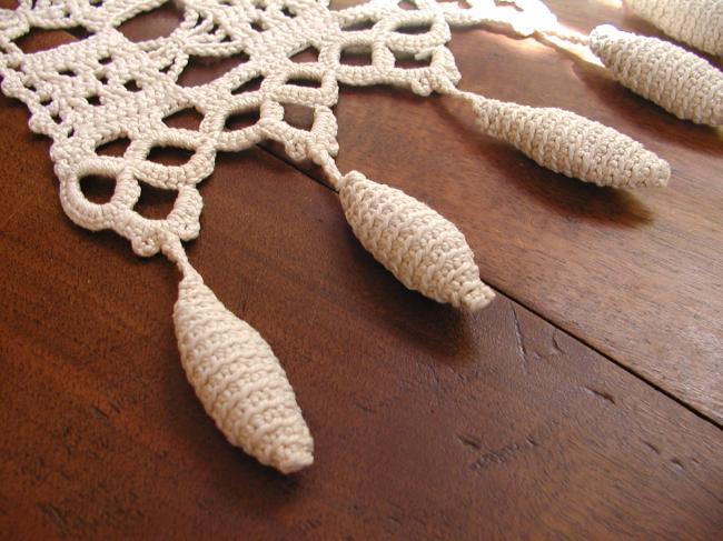 Très grâcieux chemin de table en crochet d'Art avec pompons