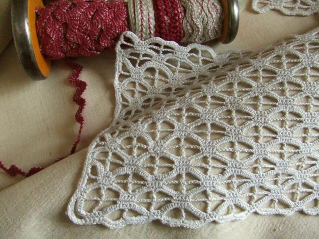 Deux  jolies anciennes bordures de brise-bise en dentelle de crochet
