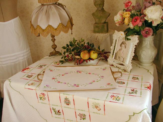 Wonderful table centre with hand-embroidered daysies & raspberry flowers 1940