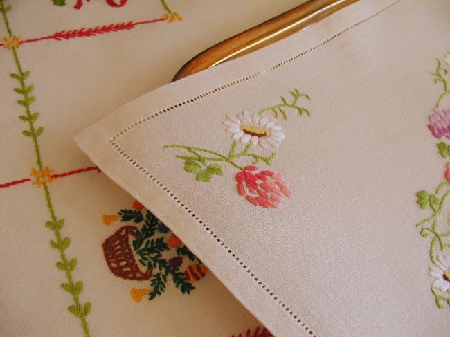 Wonderful table centre with hand-embroidered daysies & raspberry flowers 1940