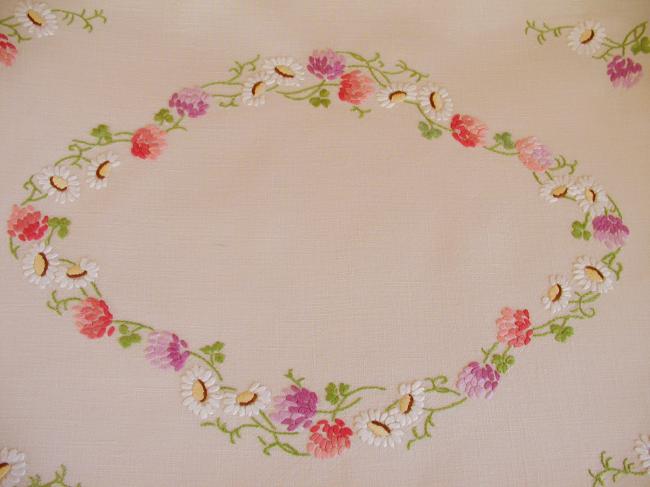 Wonderful table centre with hand-embroidered daysies & raspberry flowers 1940