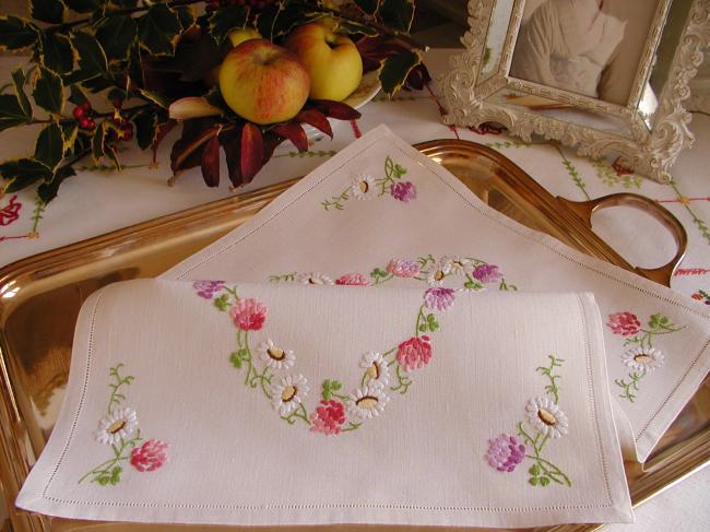 Wonderful table centre with hand-embroidered daysies & raspberry flowers 1940