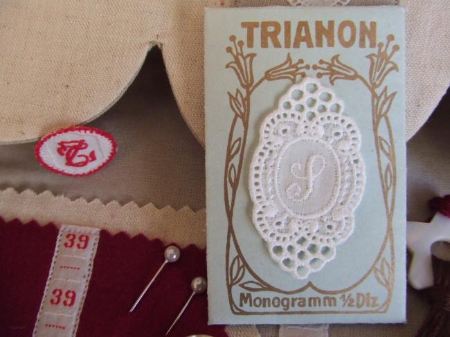 Adorable monogramme S dans un cartouche ajouré en fine batiste 1900-20