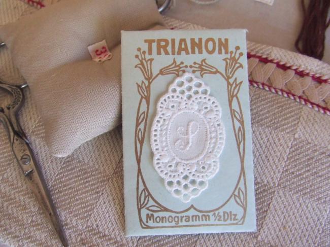 Adorable monogramme S dans un cartouche ajouré en fine batiste 1900-20