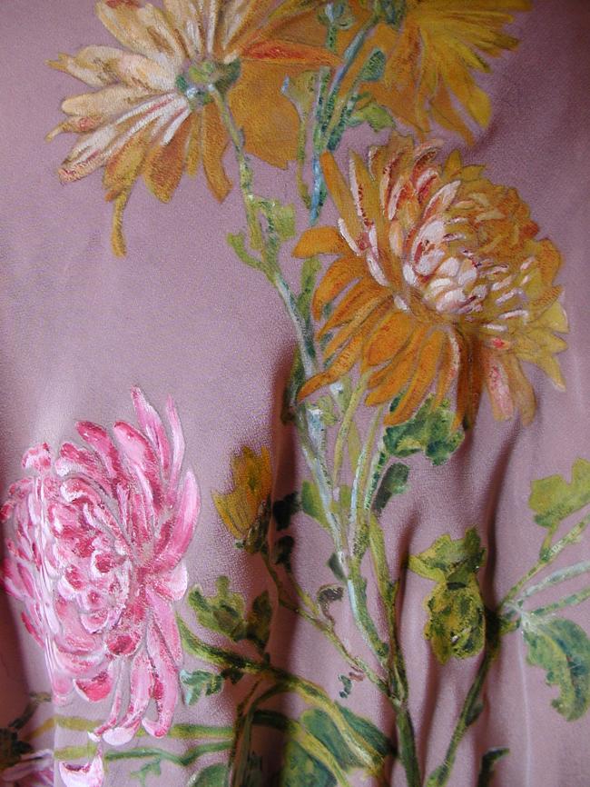 Wonderful shawl in silk with large fringes with painted large flowers