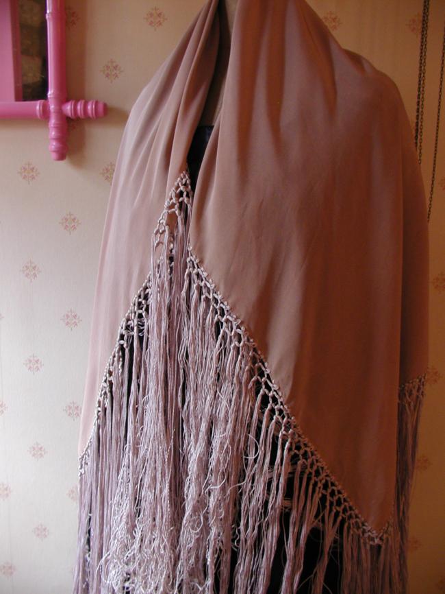 Wonderful shawl in silk with large fringes with painted large flowers