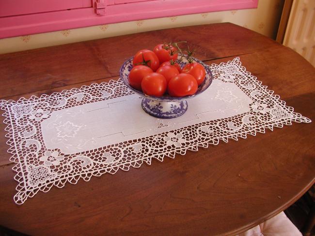 Charmant chemin de table ajouré, brodé et pourtour en dentelle de Venise