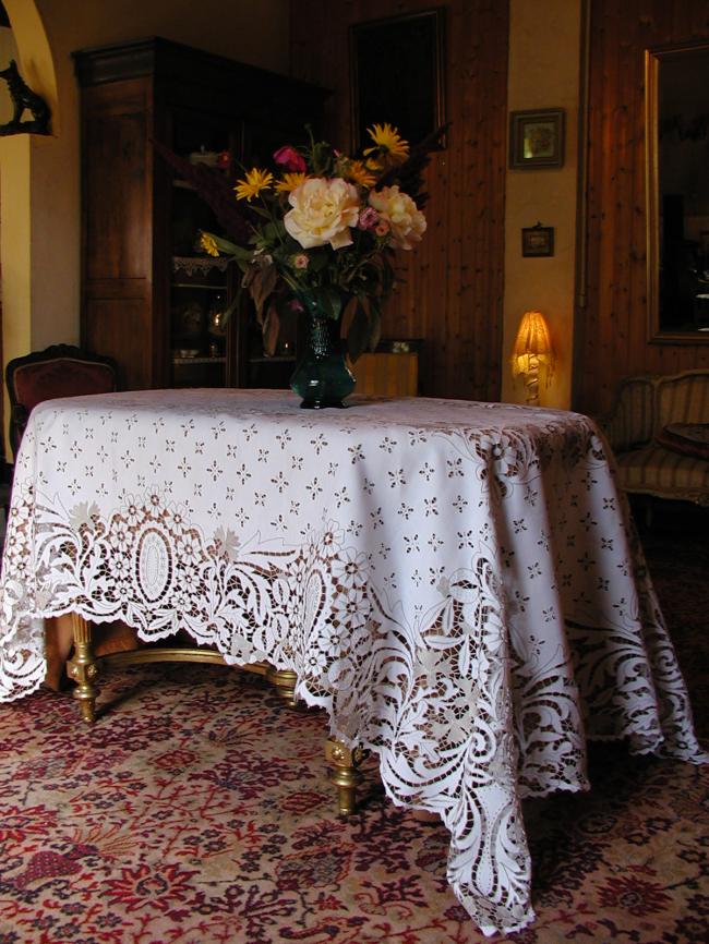 Exceptional banquet Madeira tablecloth with embroidered Autumn flowers