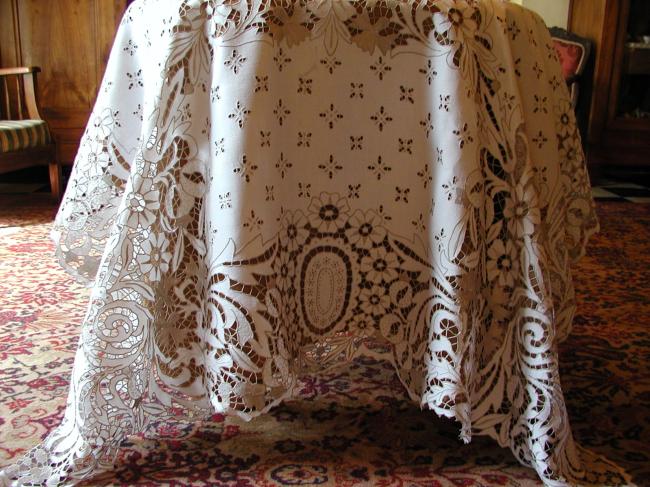 Exceptional banquet Madeira tablecloth with embroidered Autumn flowers