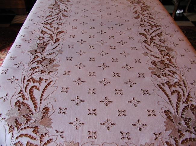 Exceptional banquet Madeira tablecloth with embroidered Autumn flowers