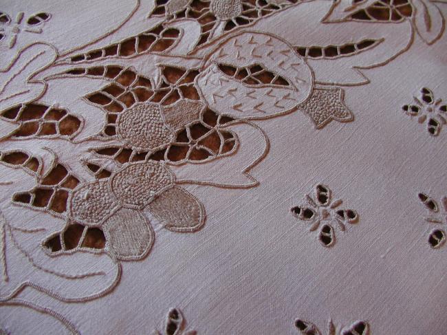 Exceptional banquet Madeira tablecloth with embroidered Autumn flowers