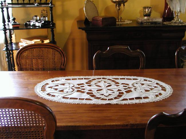 Magnifique centre de table ovale ajouré et broderie à la Richelieu et dentelle