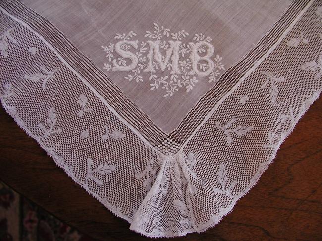 Exceptional ball handkerchief with floral monogram SMB & Valenciennes lace 1870