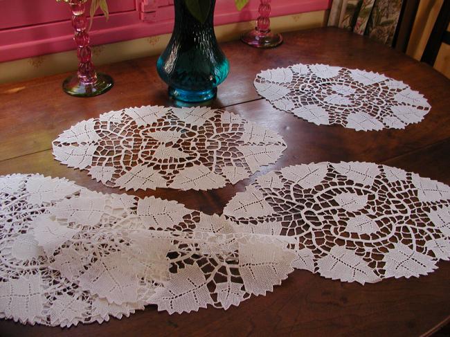 Marvellous luncheon set in Venezia lace, 7 oval pieces 1920, vine leaves