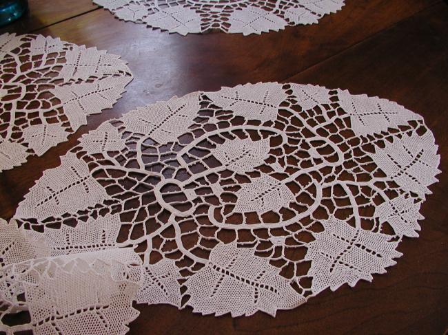 Marvellous luncheon set in Venezia lace, 7 oval pieces 1920, vine leaves