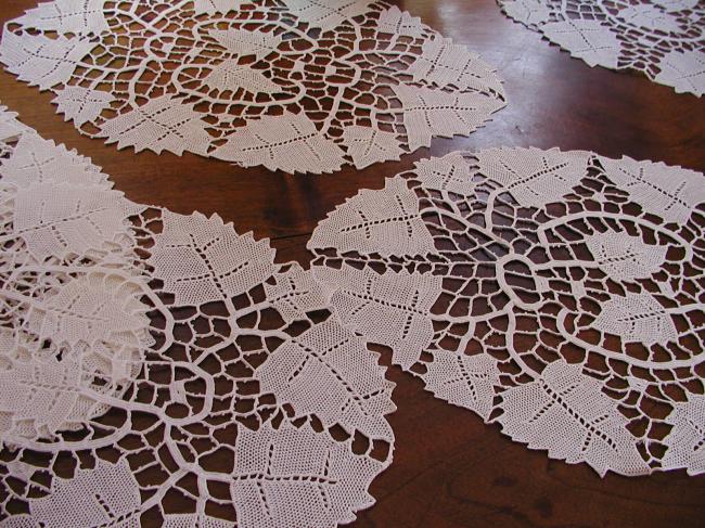 Marvellous luncheon set in Venezia lace, 7 oval pieces 1920, vine leaves