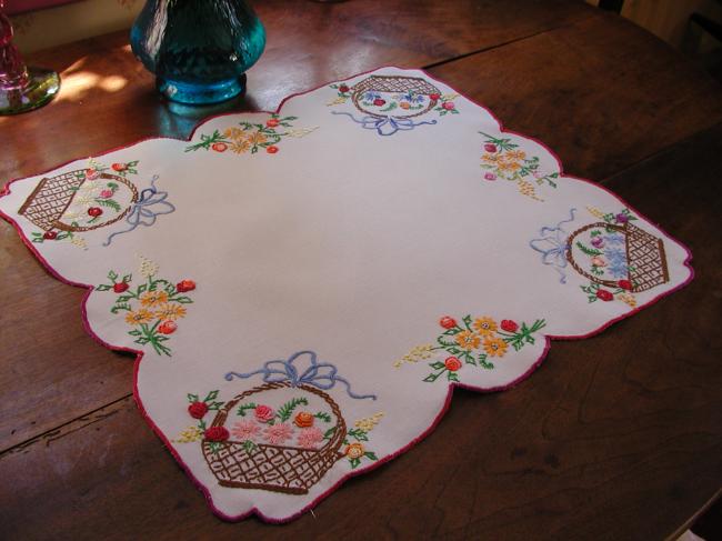 Coup de coeur pour ce charmant centre de table brodé de paniers de fleurs