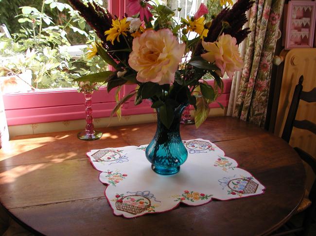 Coup de coeur pour ce charmant centre de table brodé de paniers de fleurs