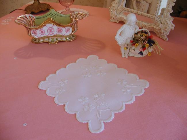 Adorable linen doily with hand-embroidered violets 1900