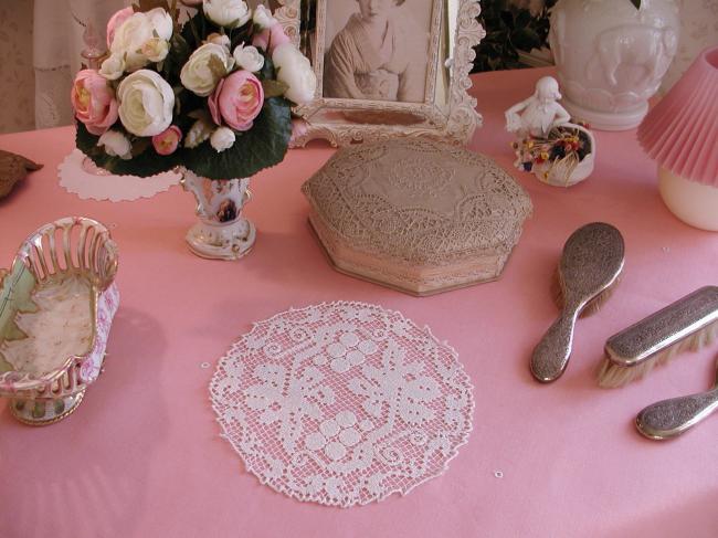 Lovely doily in hand-made fillet lace with vine pattern 1930