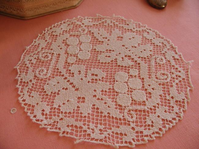 Lovely doily in hand-made fillet lace with vine pattern 1930