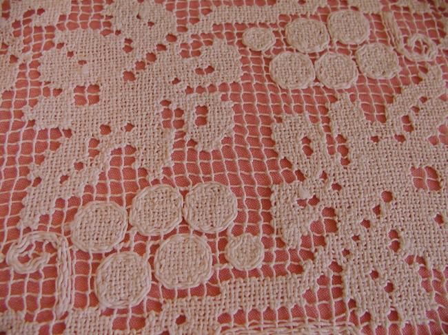 Lovely doily in hand-made fillet lace with vine pattern 1930