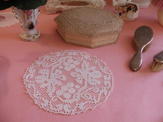 Lovely doily in hand-made fillet lace with vine pattern 1930