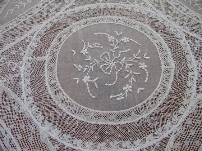 Superbe chemin de table en fond de bonnet et patchworks de dentelle Valenciennes