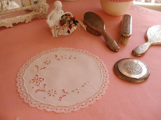 Lovely round doily in Richelieu open work and little lace