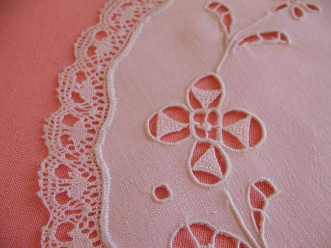 Lovely round doily in Richelieu open work and little lace