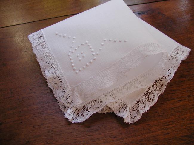 Lovely handkerchief in batist of linen with small Valenciennes lace