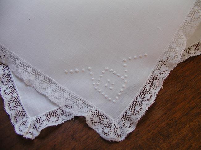 Lovely handkerchief in batist of linen with small Valenciennes lace