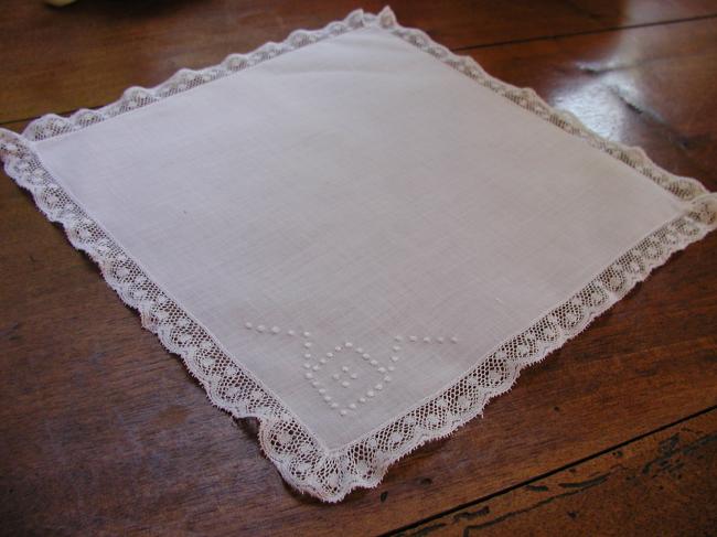 Lovely handkerchief in batist of linen with small Valenciennes lace