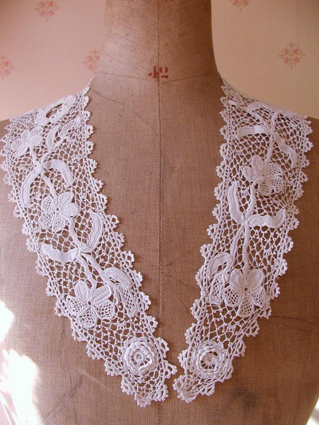 Splendid collar in  white Irish guipure 1890
