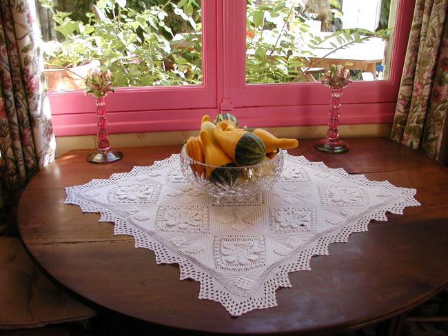 Magnifique centre de table en crochet de coton, grains de maïs & marguerites