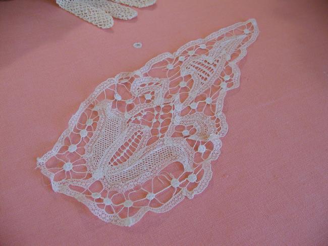 Petite insertion (modestie) en dentelle Renaissance aux lacets 1900