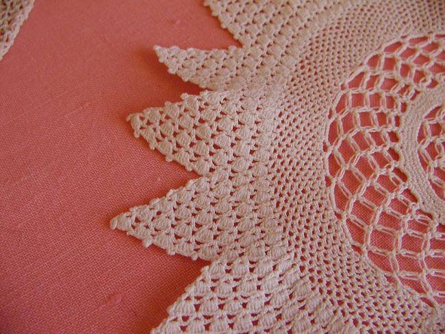 Lovely doily in Irish guipure lace 1900