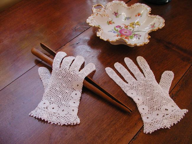 Lovely pair of white Irish lace gloves 1900