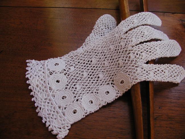 Lovely pair of white Irish lace gloves 1900