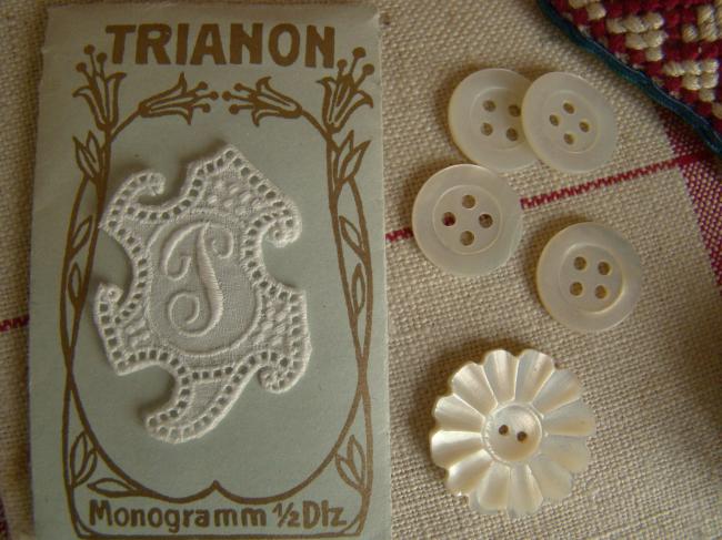 Magnifique monogramme P dans un cartouche ajouré de fine batiste 1900-20