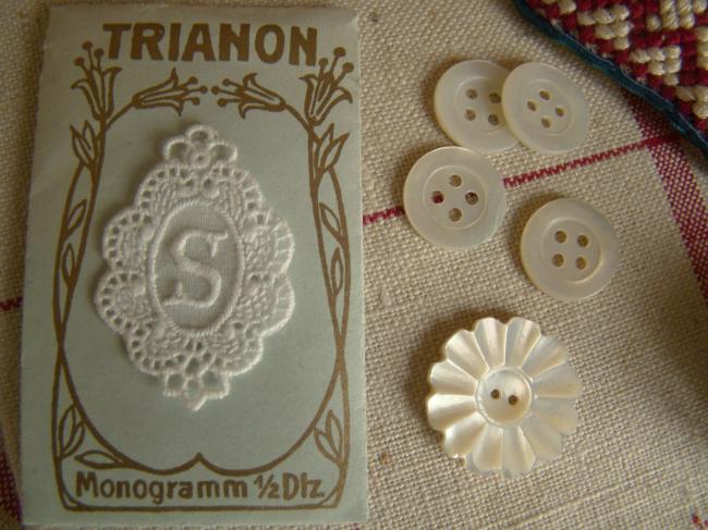 Merveilleux monogramme S dans un cartouche ajouré en fine batiste 1900-20