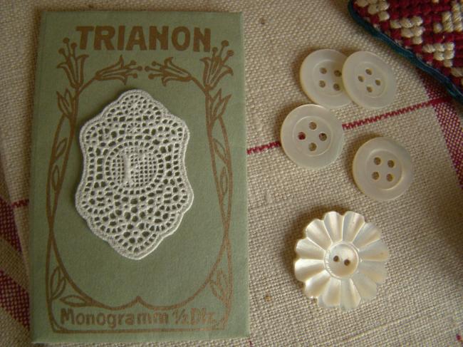 Adorable monogramme F dans un cartouche ajouré en fine batiste 1900-20