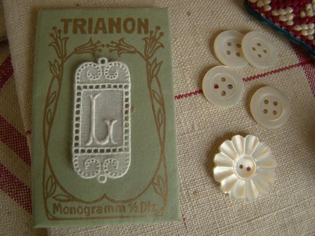 Gracieux monogramme L dans un cartouche ajouré de fine batiste 1900-20